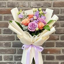 Букет цветов из:  Лизиантусы и Розы в Поповке