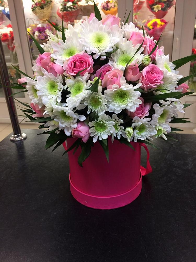 Цветочная композиция из Розы и Хризантемы в шляпной коробке в Поповке